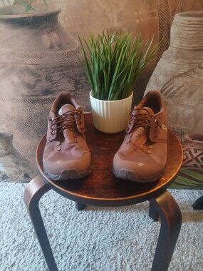 ON CLOUD plum color running shoes Size 7